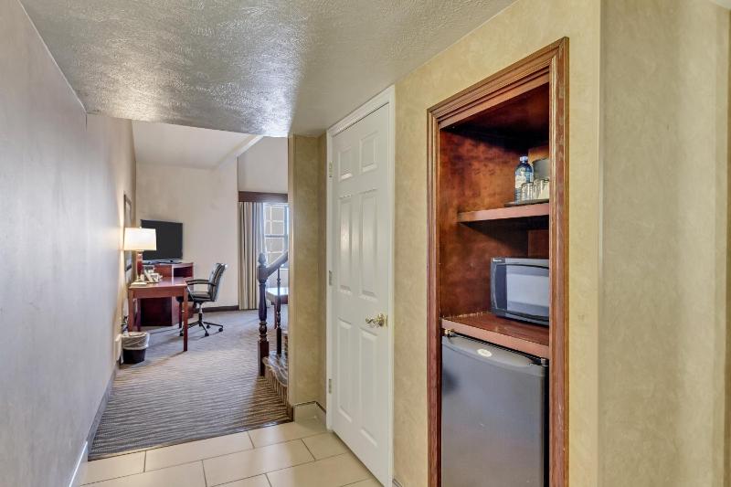 Large King Room - Non-Smoking image 3