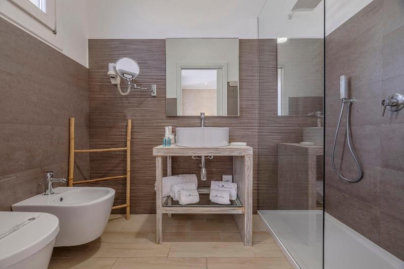 Double or Twin Room with Balcony image 3