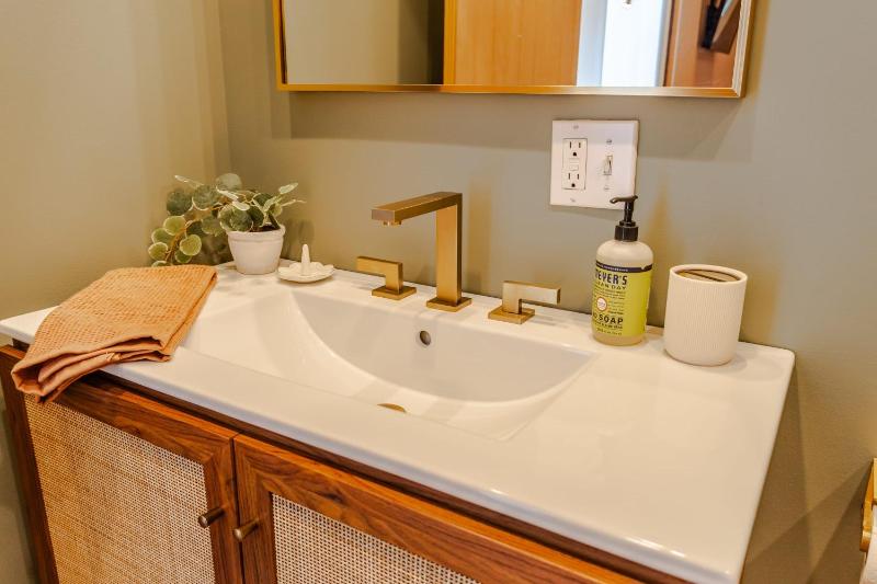Groovy Condo in the Vibrant NuLu District - image 32