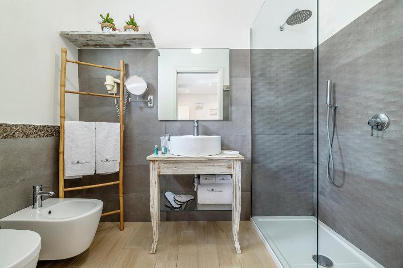 Large Double or Twin Room image 3