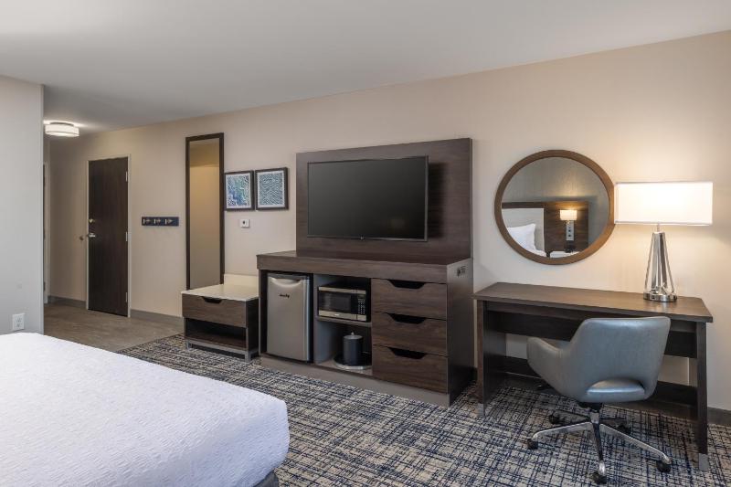 King Room with King Bed - Non-Smoking image 4