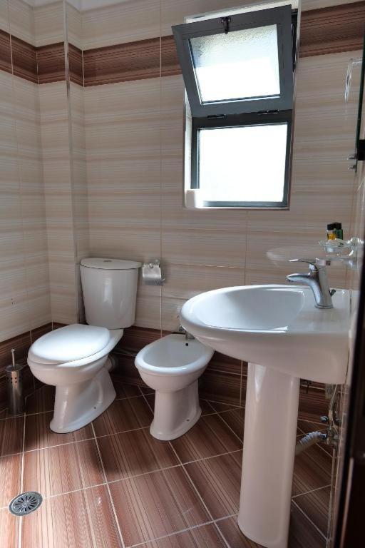 Triple Room with Balcony image 2