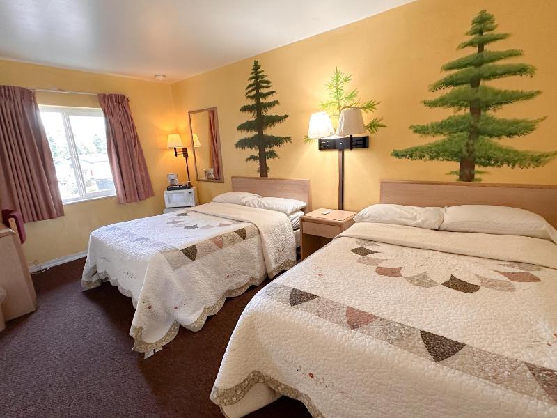 Queen Room with Two Queen Beds - Non-Smoking image 4