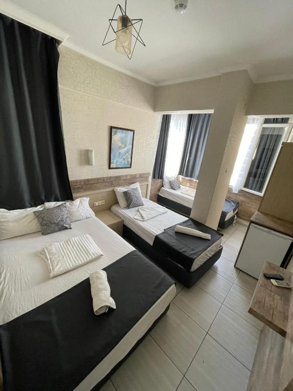 Quadruple Room with Private Bathroom image 3