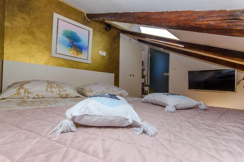 Apartment Jacuzzi Sky - image 10