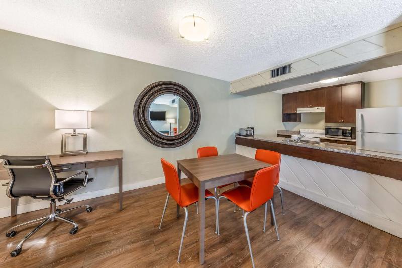 Two-Room and Two-Level King Suite with Two Double Beds and Kitchen image 1