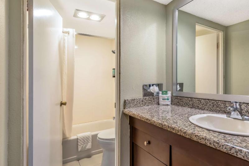 Two-Room and Two-Level King Suite with Two Double Beds and Kitchen image 2