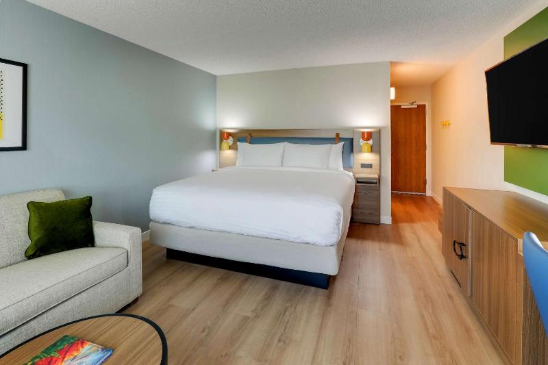 Guestroom King with Sofa Bed image 4