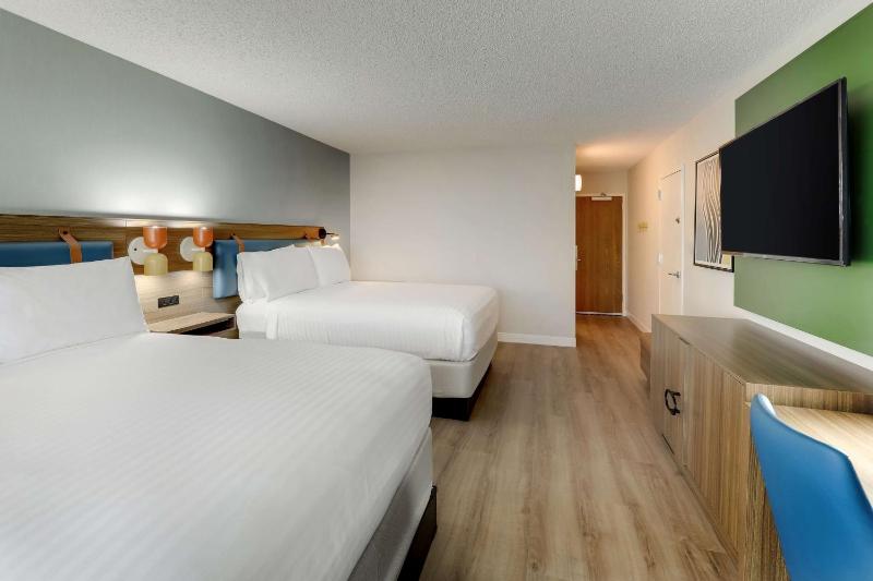 Guestroom Two Queens image 4