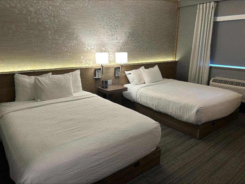 Standard Queen Room with Two Queen Beds image 2