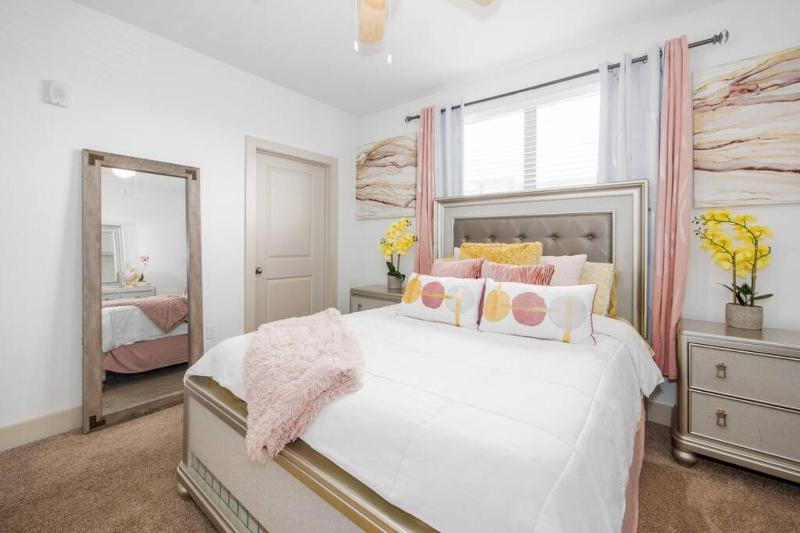 Pink Palace Located in Tampa! - image 6