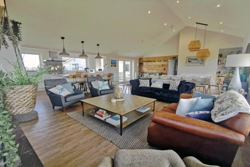 HIGH TIDE- LUXURY DEATCHED BUNGALOW- Sleeps 10 or 12 - Annexe option Images