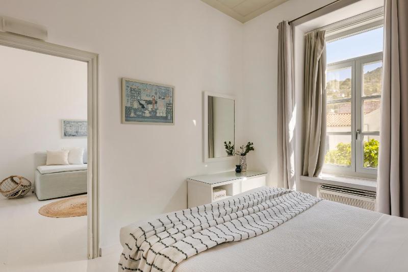 Deluxe Double Room with Town View image 4