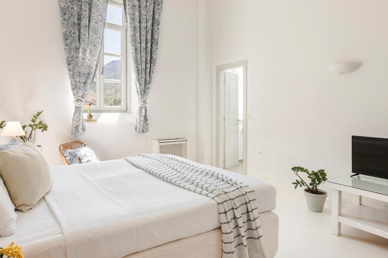 Classic Double Room image 3