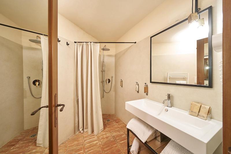 Quadruple Room image 4