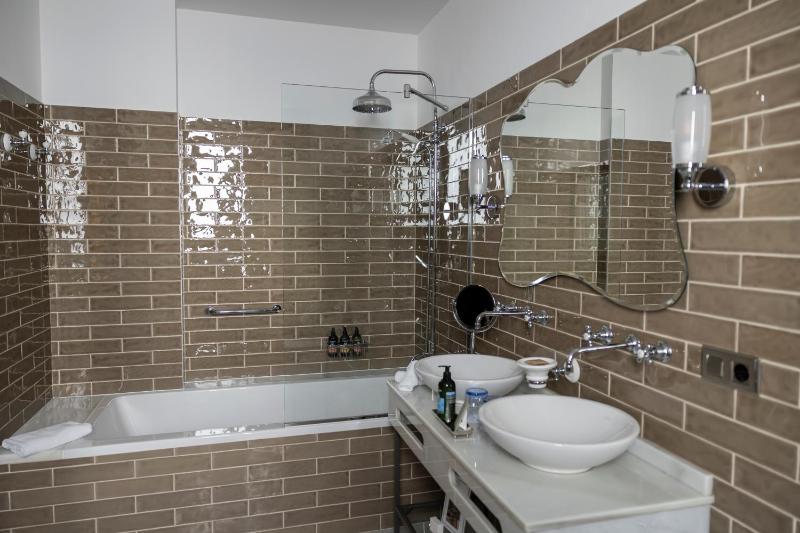 Superior Double Room image 3