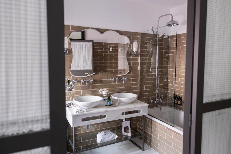 Superior Double Room image 4
