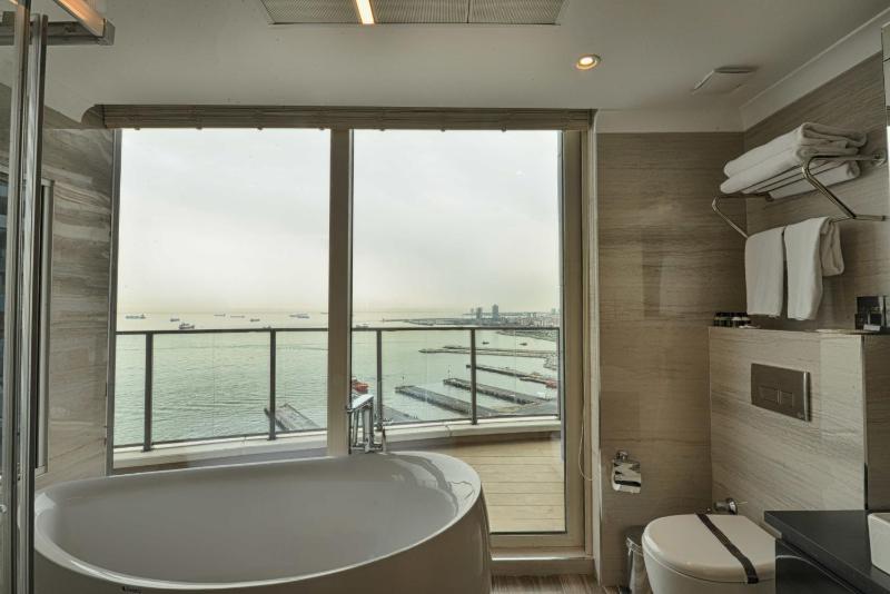 Junior Double Suite with Balcony and View image 4