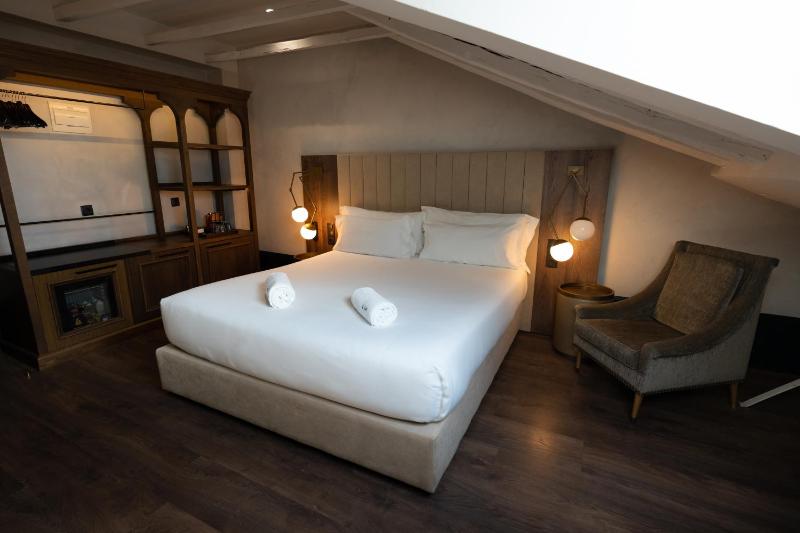 Superior Double Room - Attic image 2