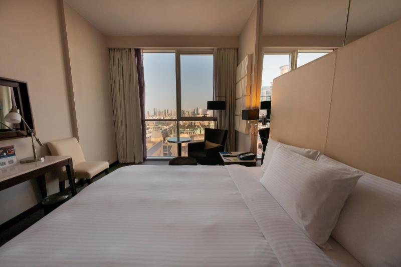 Stadium View Centro Room -  Queen Bed image 3