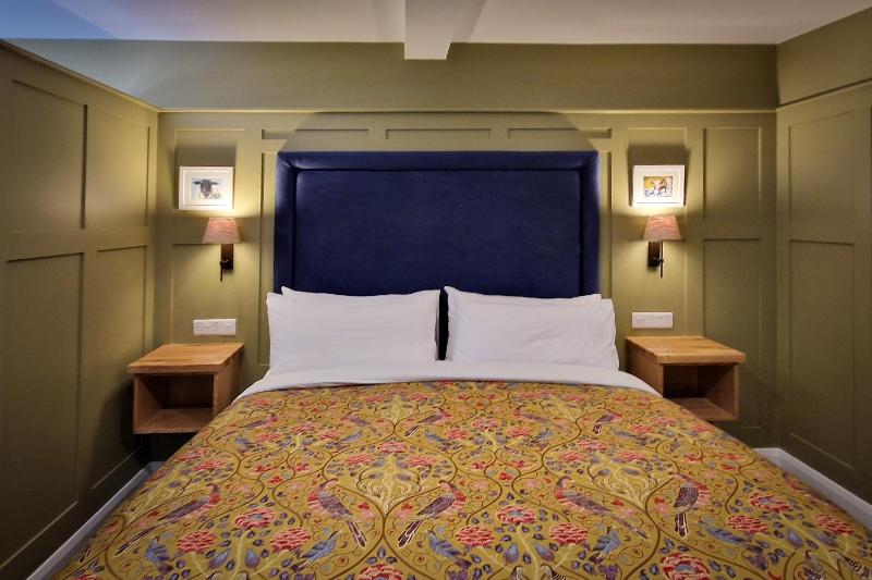 King Suite with Spa Bath image 2