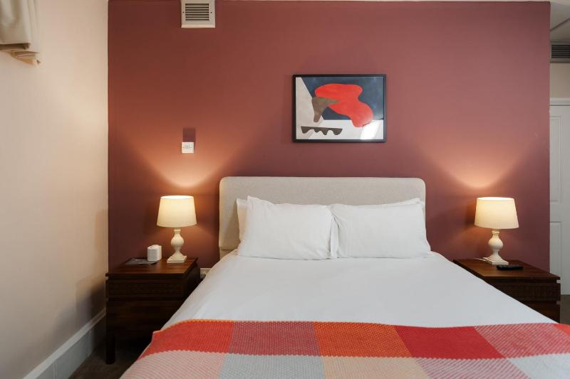 One Bedroom Apartment Underground image 4
