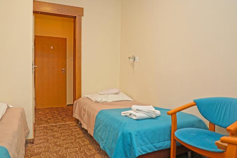 Economy Twin Room image 1