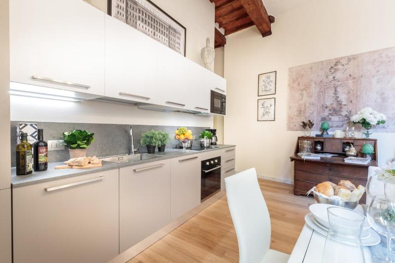 Casa Ugolino State of the Art Central 2 Bedrooms Apartment in Lucca - image 3