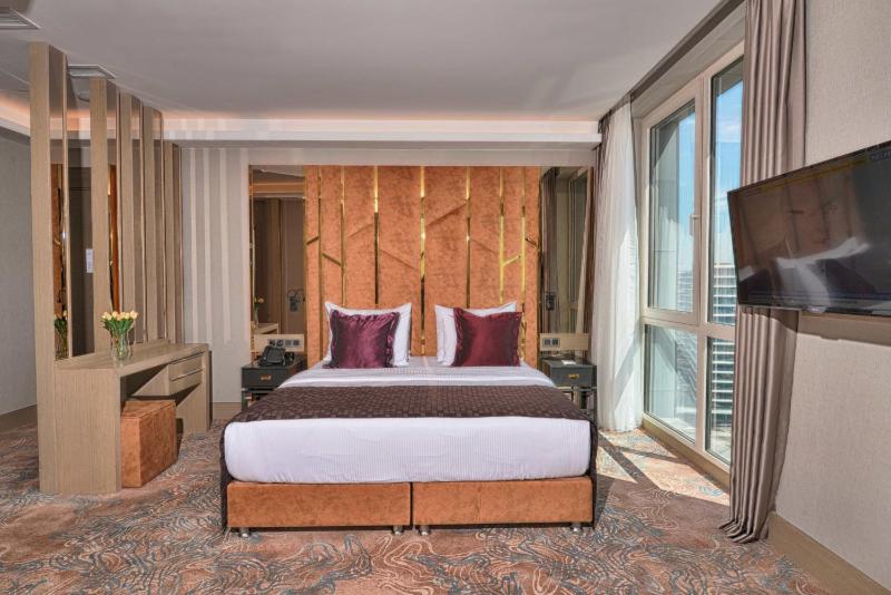 Junior Double Suite with Balcony and View image 3