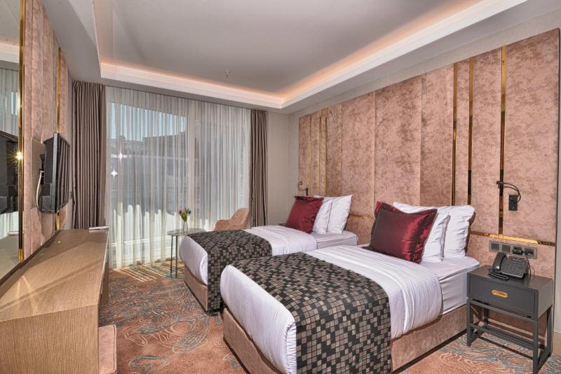Superior Twin Room with Balcony and View image 1