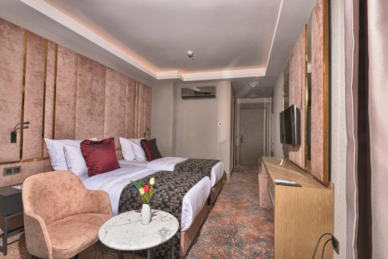 Superior Twin Room with Balcony and View image 4
