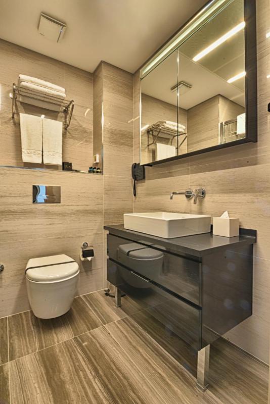 Superior Twin Room with Balcony and View image 3