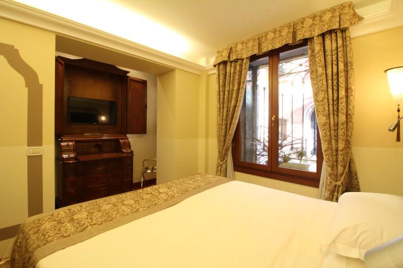 Economy Double Room Ground Floor image 3