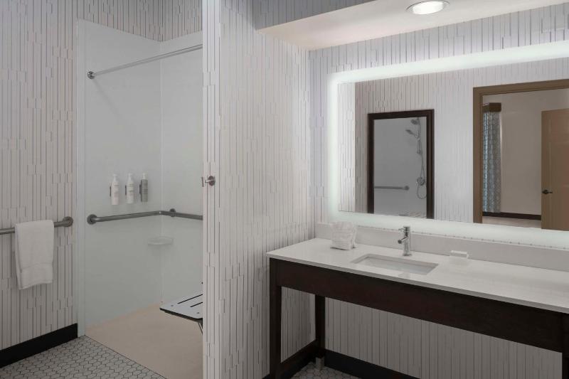 King Suite with Roll-In Shower - Mobility Access/Non-Smoking image 4