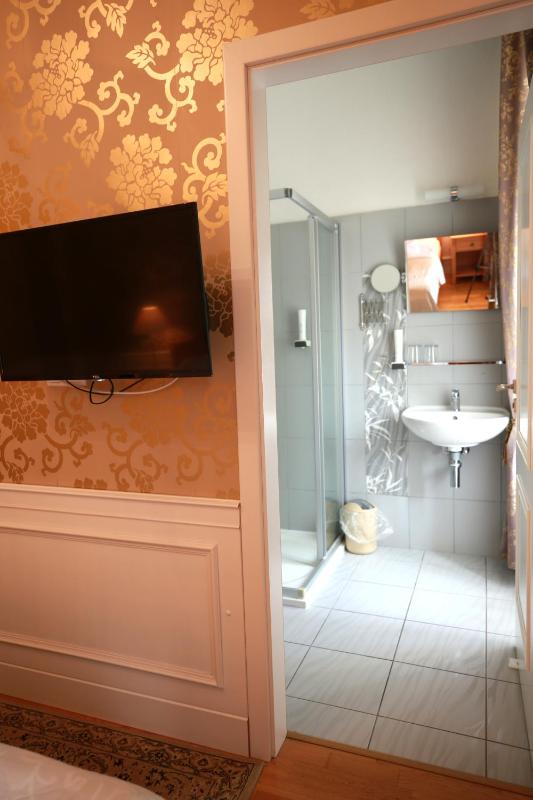 Double or Twin Room image 3