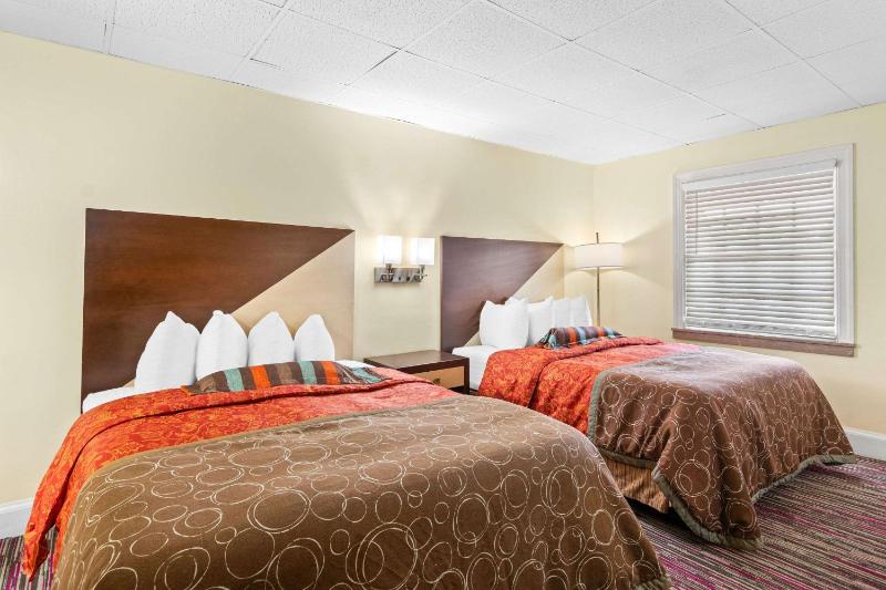 Queen Room with Two Queen Beds - Non-Smoking image 4