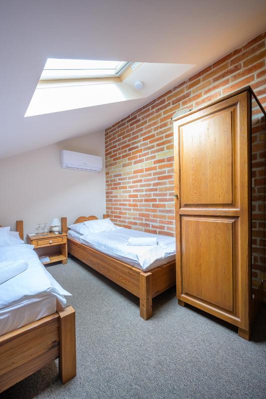 Twin Room image 4