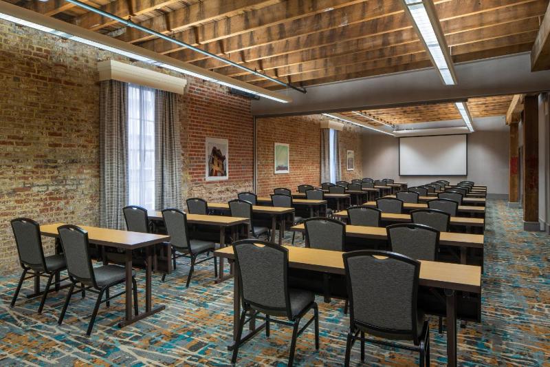 Courtyard by Marriott New Orleans Warehouse Arts District - image 15