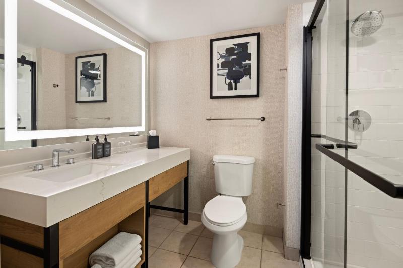 Guest Room, 1 King image 2