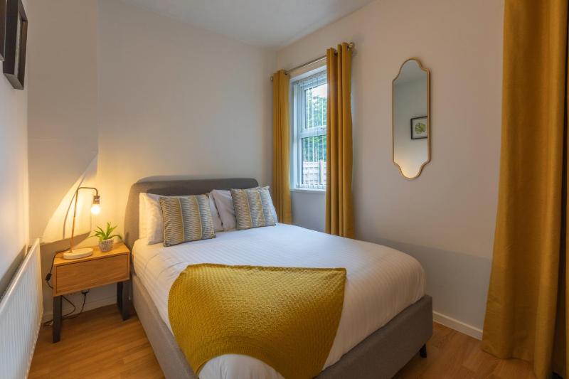 One-Bedroom Apartment image 4