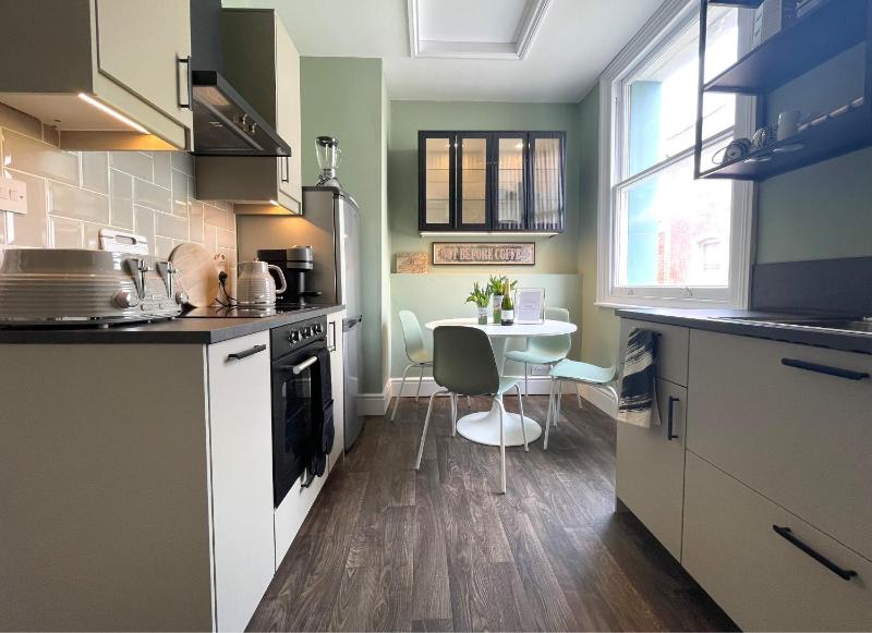 Secret Boutique Abode in Beautiful Clifton Village - image 8