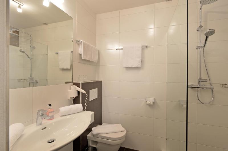 Double Room image 3