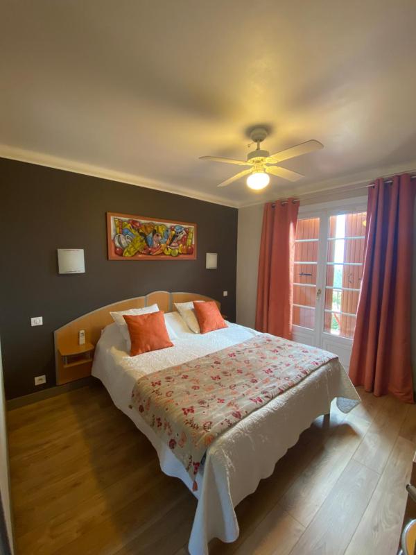 Deluxe Double Room with Sea View image 3
