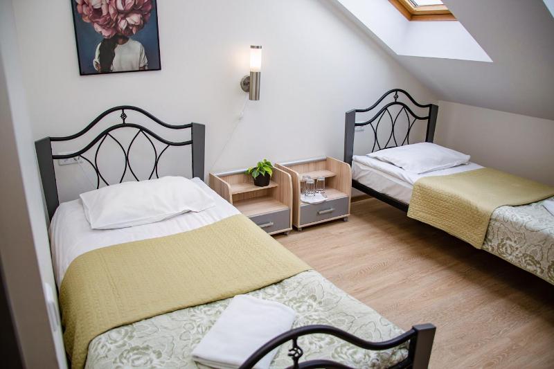 Twin Room with Bathroom image 1