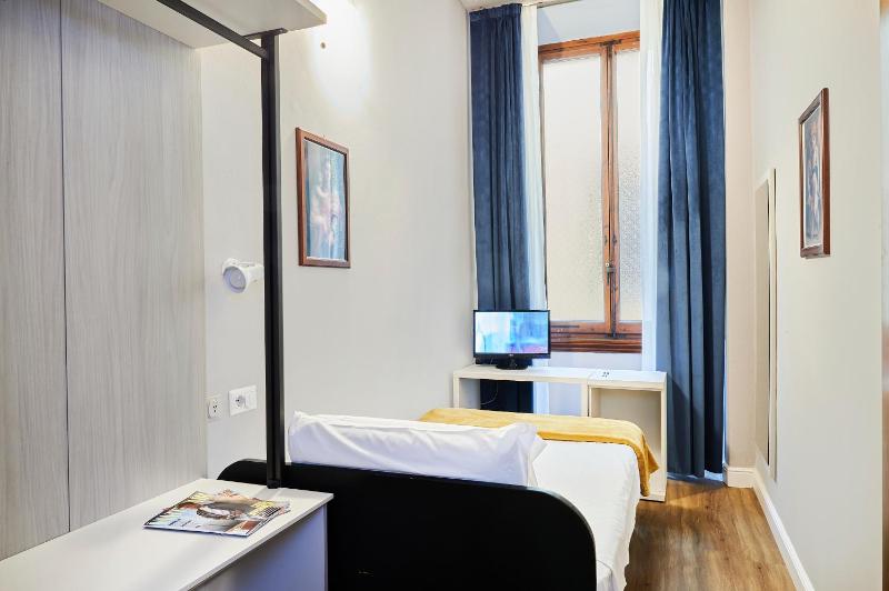Single Room image 4