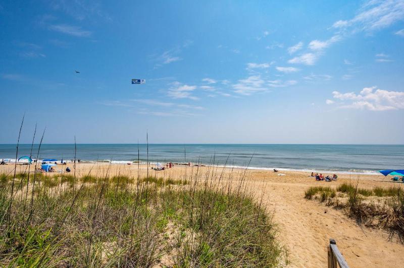 Island Dancer-Oceanfront dog friendly walkway to the beach cozy historic cottage - image 37