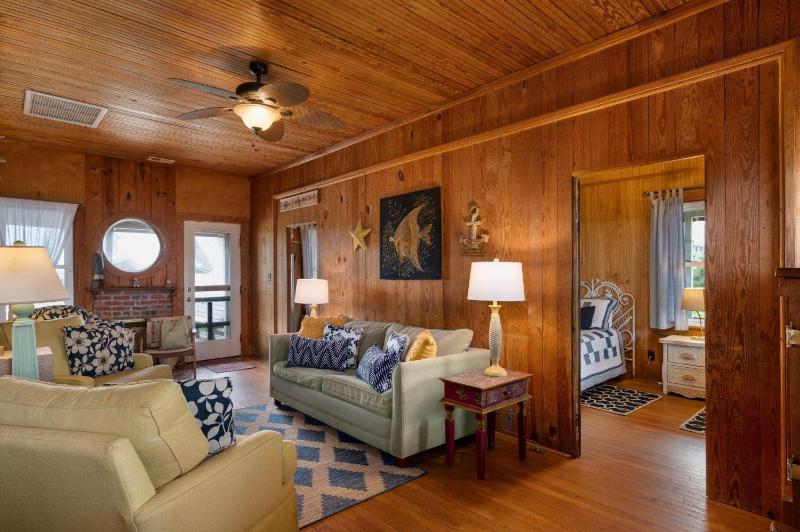 Island Dancer-Oceanfront dog friendly walkway to the beach cozy historic cottage - image 8