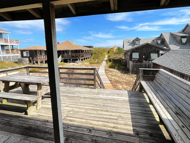 Island Dancer-Oceanfront dog friendly walkway to the beach cozy historic cottage - image 9