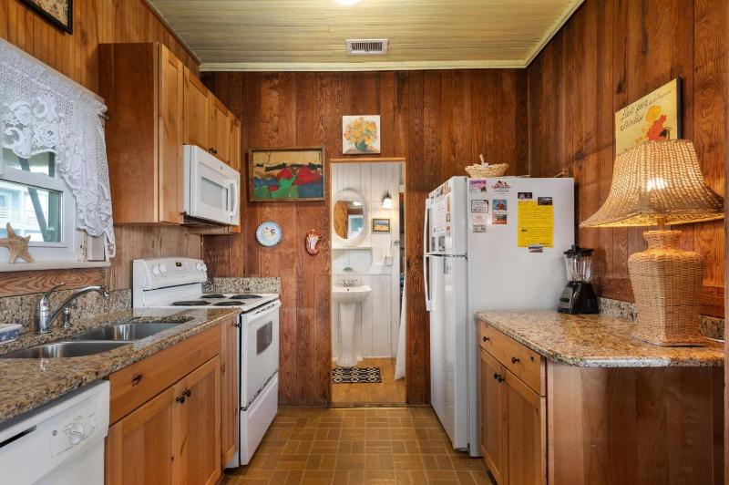 Island Dancer-Oceanfront dog friendly walkway to the beach cozy historic cottage - image 24