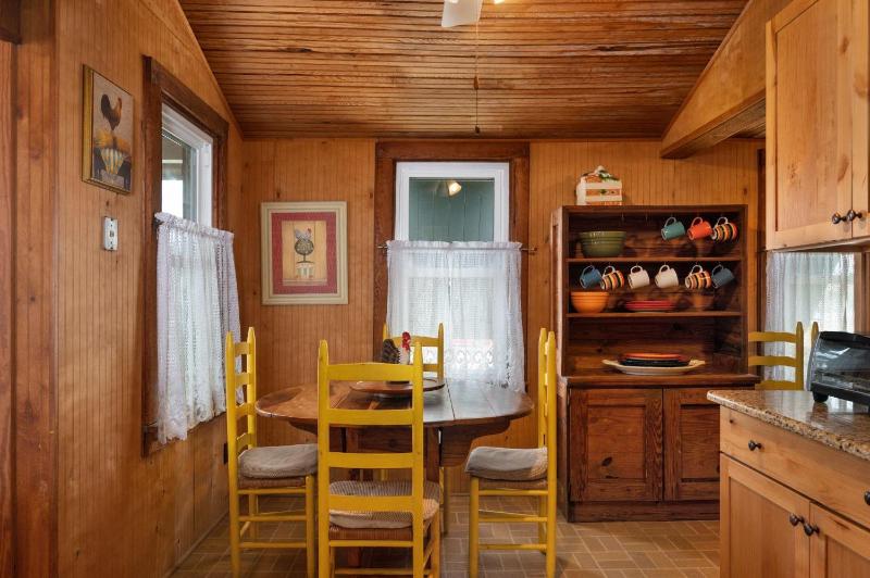 Island Dancer-Oceanfront dog friendly walkway to the beach cozy historic cottage - image 33